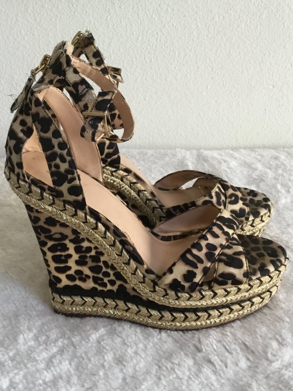 JENNIFER LOPEZ Casual Leopard Printed Wedge Platform Ankle Straps Gold Trim 8.5